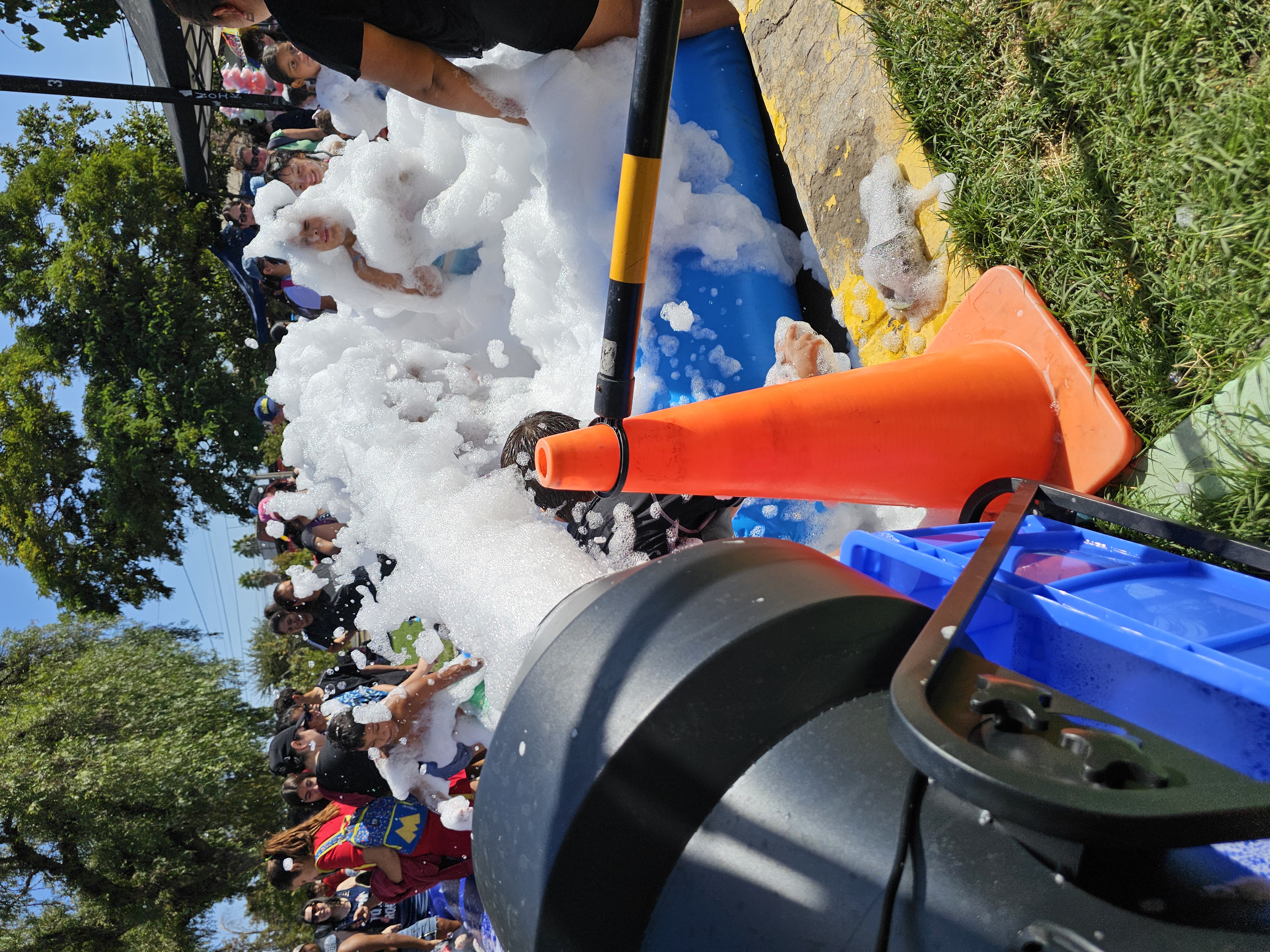 Fiesta de Espuma 250 Litros más Piscina Inflable Mandi Eventos